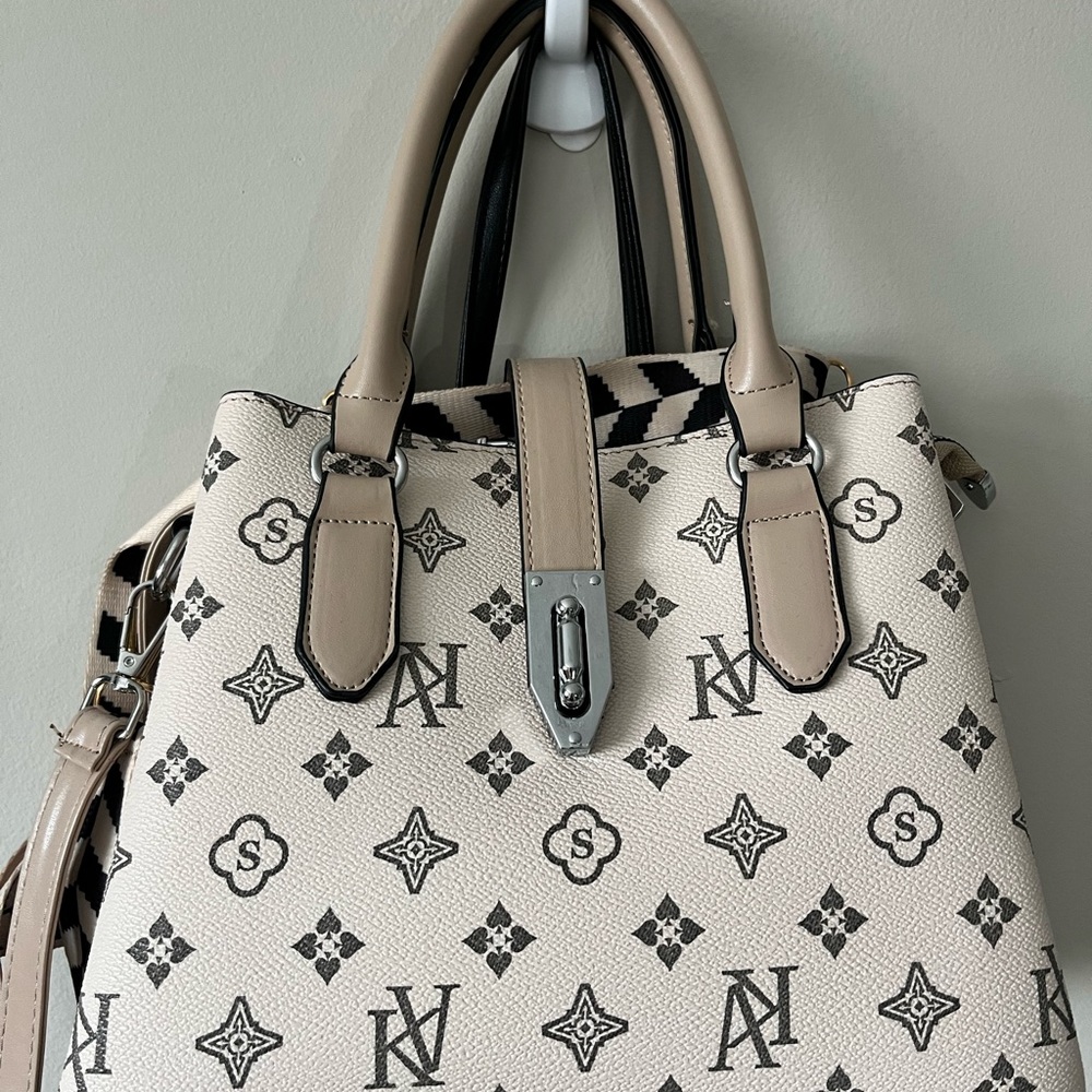 Great everyday purse for Spring. Barely used